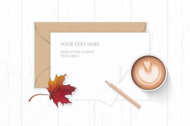 Vettore carta da lettere su foglia d'acero autunno con matita e caffè su fondo in legno