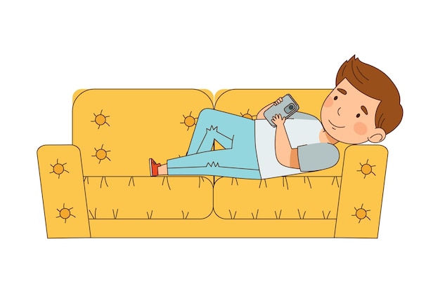 Leuke jongen die op de bank ligt en staart in een smartphone-vectorillustratie