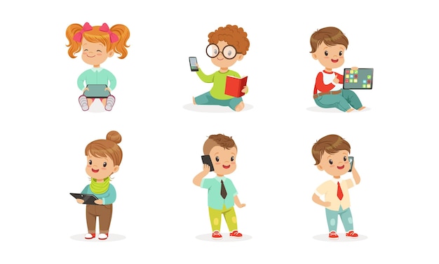 Leuke kinderen die moderne gadgets gebruiken Set Kleine jongens en meisjes leren communiceren en spelen met tablets PC en smartphones Cartoon Vector Illustratie