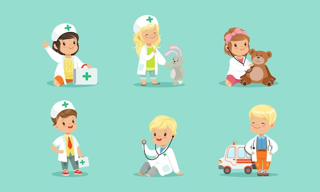 Leuke kinderen in witte jassen spelen artsen Set Kleine jongens en meisjes behandelen hun patiënten met medisch gereedschap Cartoon Vector illustratie