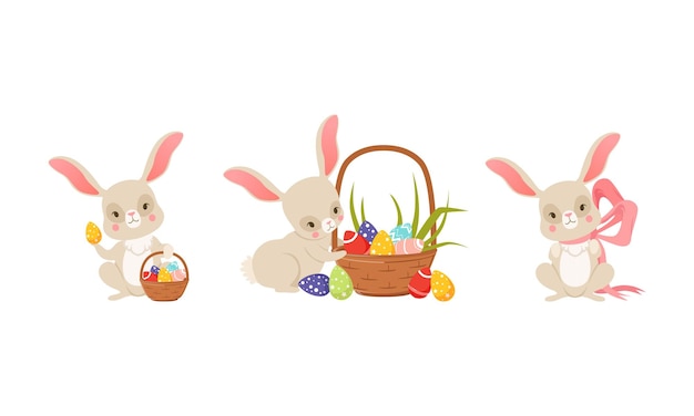 Leuke Paaskonijn zit in de buurt van Wicker Basket met versierde eieren en draagt Ribbon Bow Vector Set