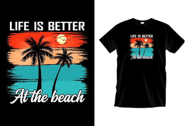 ビーチでの生活はより良いです夏休みの t シャツのデザインとヤシの木のシルエットのタイポグラフィー