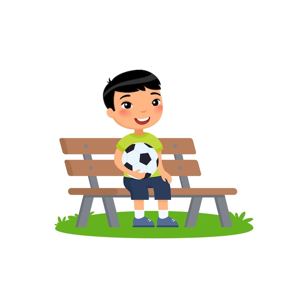 그의 손에 축구 공 가진 작은 아시아 소년 벤치에 앉아있다. 여름 방학, 레크리에이션, 스포츠, 취미.