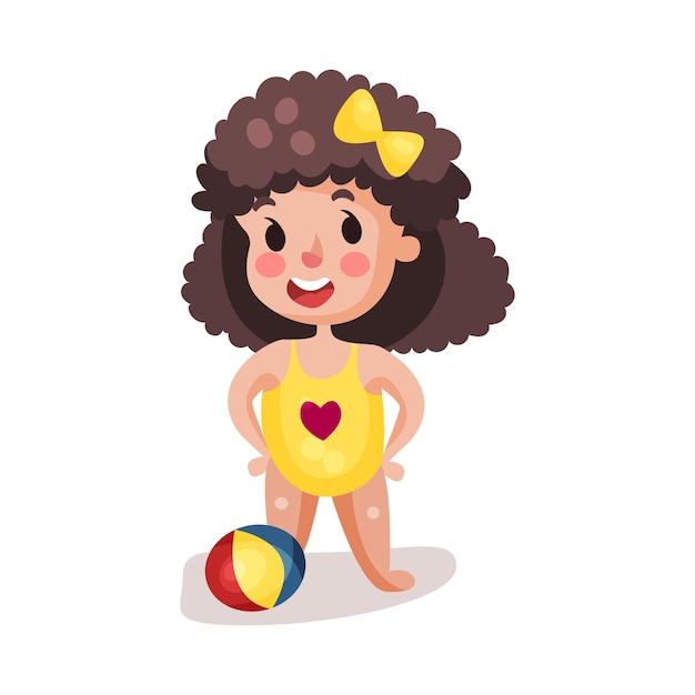Маленький мальчик в желтом купальнике, играя с мячом, ребенок веселится на пляже красочный вектор символов Иллюстрация на белом фоне