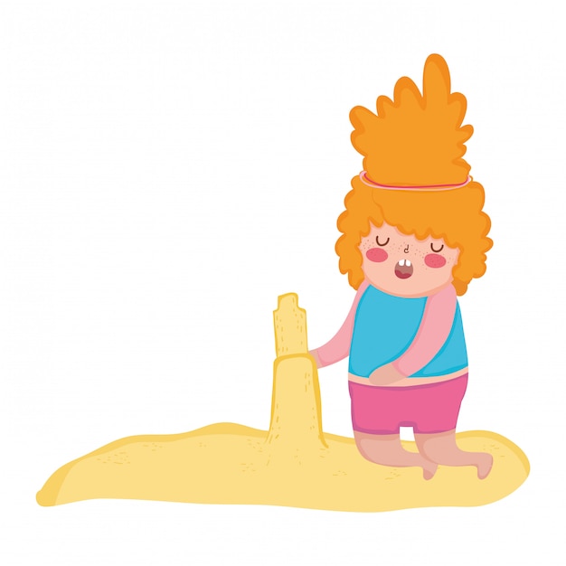 Маленькая пухлая девочка играет в песочнице