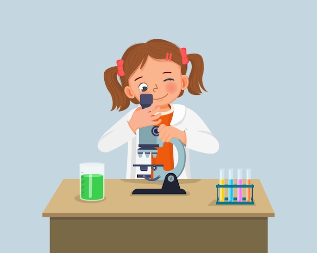 실험실에서 과학 프로젝트 실험을 하는 현미경을 사용하는 어린 소녀 과학자
