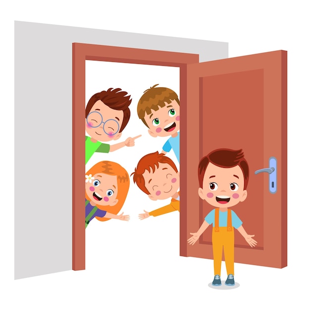 小さな子供が立ってドアのノブを握っている
