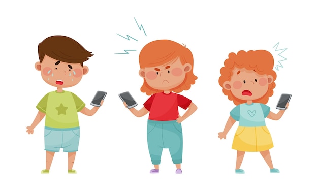 Piccoli bambini con smartphone e espressioni frustranti sui loro volti set di illustrazioni vettoriali