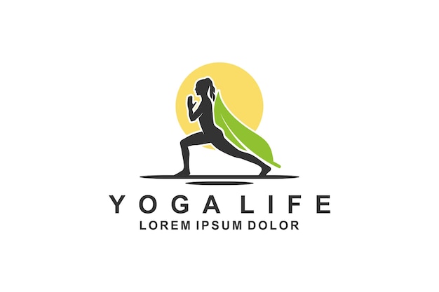 Lunge halve maan yoga gezondheidshouding hatha vrouwen silhouet met natuur groen blad