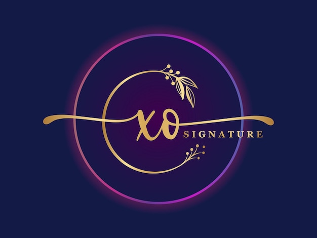 Vector luxe gouden handtekening eerste xo logo-ontwerp geïsoleerd blad en bloem
