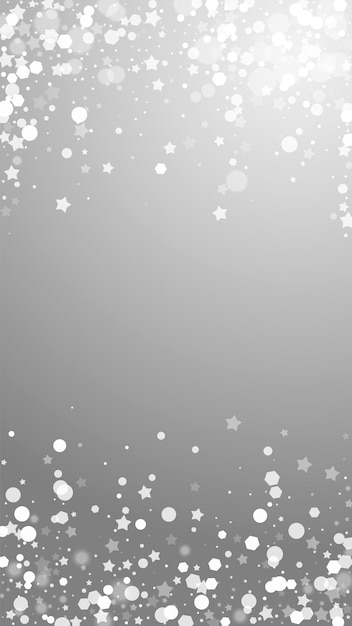 Magische sterren schaarse kerstachtergrond. subtiele vliegende sneeuwvlokken en sterren op grijze achtergrond. verleidelijke winter zilveren sneeuwvlok overlay sjabloon. originele verticale afbeelding.