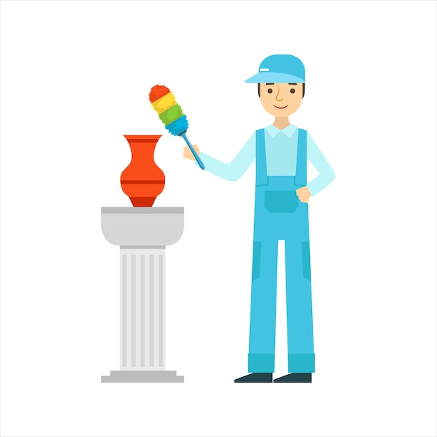 Мужчина вытирает антикварную вазу с помощью щетки для пыли. Профессиональный уборщик в униформе в домашнем хозяйстве.