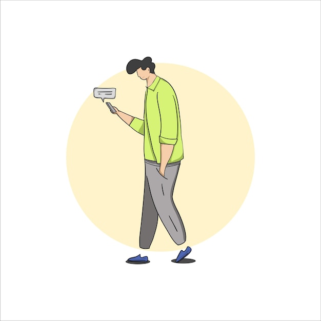 한 남자가 걸어다니며 휴대폰을 보고 있습니다.