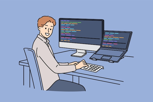 Man programmeur typeert code en kijkt naar camera zit aan tafel met computer en laptop