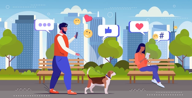 Человек, используя онлайн мобильное приложение, социальные медиа, сеть, чат, пузырь, связь, цифровая, наркомания, концепция, парень, гулять с собакой, городской пейзаж, фон, эскиз, полная длина, горизонтальный.