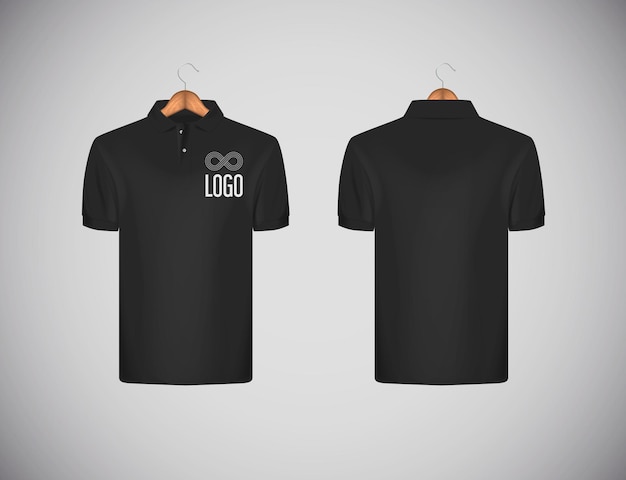 Мужская облегающая рубашка поло с короткими рукавами и логотипом для рекламы Черная рубашка поло в деревянной вешалке, макет дизайна, шаблон для брендинга