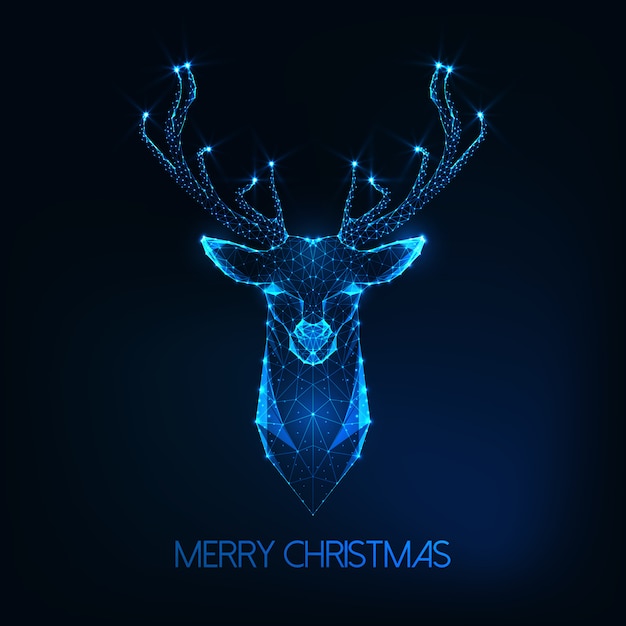 С рождеством поздравительная открытка с футуристической светящейся низкополигональная голова оленя на темно-синем