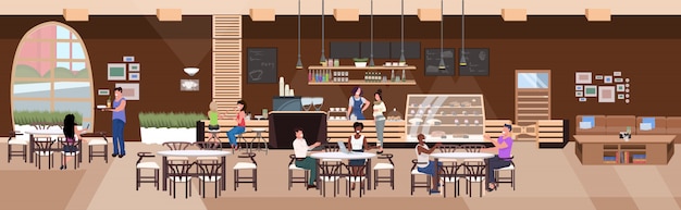 Mescolare la gente di razza bevendo bevande amici seduti ai tavolini dei caffè visitatori trascorrere del tempo insieme ristorante moderno interno piatto orizzontale banner a figura intera