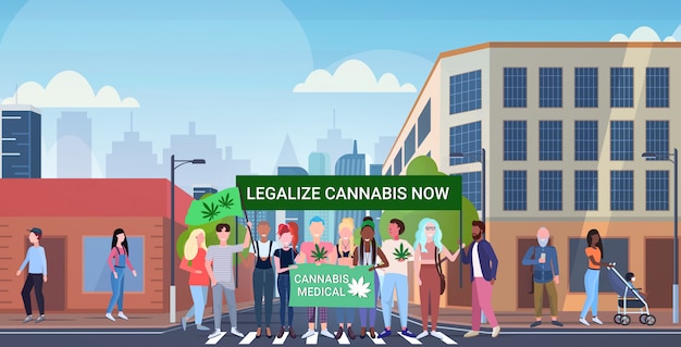 La gente della corsa della miscela che tiene legalizza la cannabis ora protesta manifesto medico marijuana legalizzazione droghe concetto moderno città strada paesaggio urbano sfondo orizzontale integrale