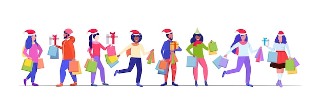 Vettore mescolare persone di razza in cappelli di babbo natale che trasportano borse della spesa e scatole regalo buon natale felice anno nuovo celebrazione delle vacanze invernali