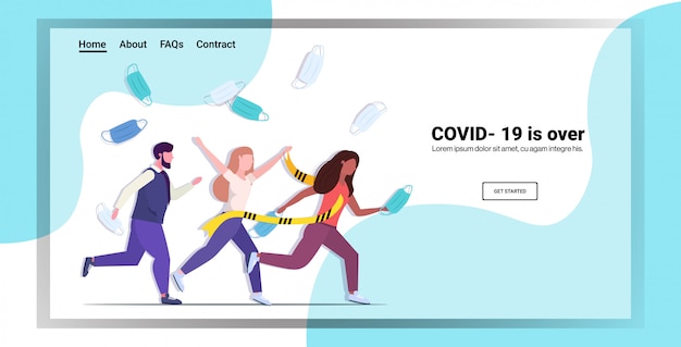 黄色のテープに沿って走るフェイスマスクを投げる人種混合の人々コロナウイルスのパンデミック検疫の終了