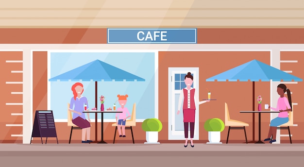 Смешанные расы люди посетители сидящие современное летнее кафе магазин официантка обслуживающий гостей улица ресторан терраса открытый кафе внешний плоский плоский горизонтальный полная длина