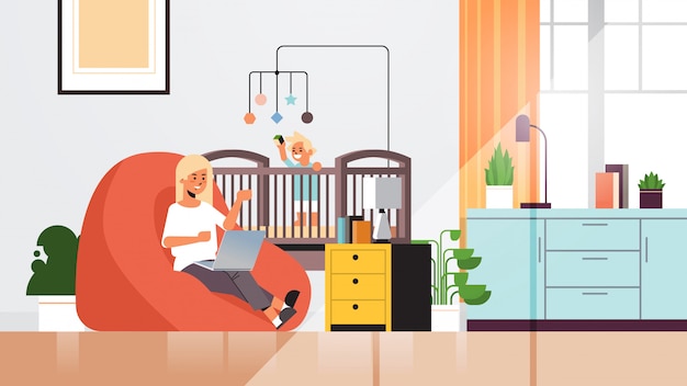 moeder freelancer thuis werken met laptop zoontje spelen met speelgoed coronavirus quarantaine