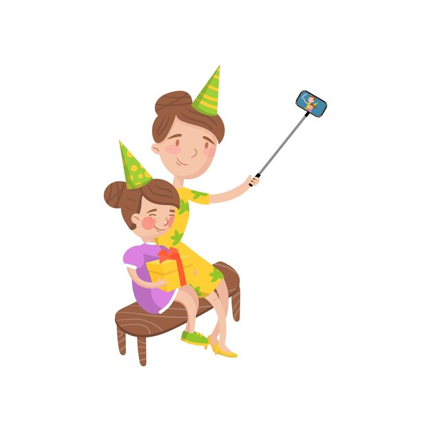 어머니와 그녀의 딸 흰색 배경에 셀카 사진 만화 벡터 일러스트를 복용 파티 모자를 쓰고