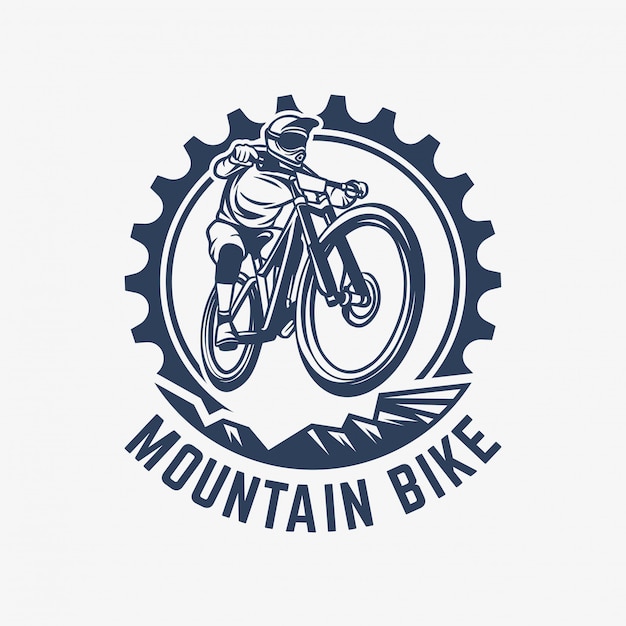 Illustrazione dell'ingranaggio e del ciclista del modello di logo d'annata del mountain bike