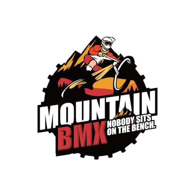 Illustrazione dell'ingranaggio e del ciclista del modello di logo d'annata del mountain bike