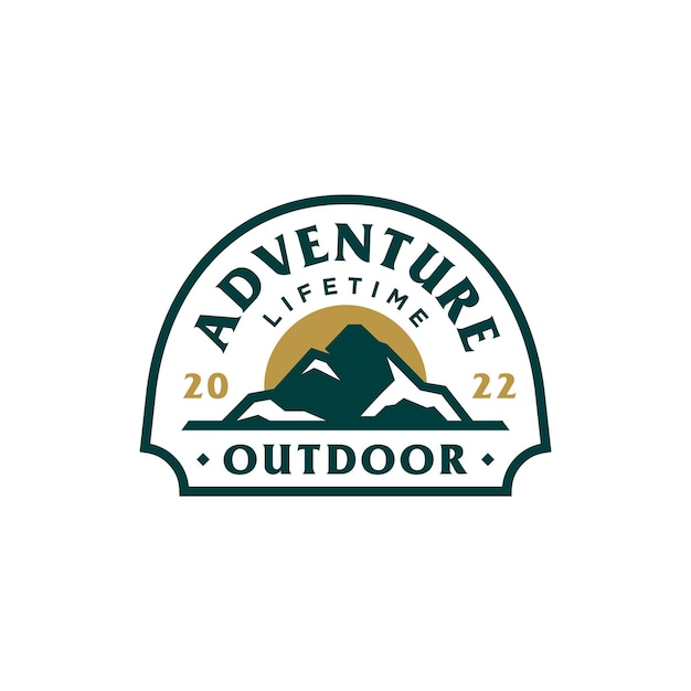 山のレトロなバッジのロゴ、自然屋外ヒップスター ラベル アイコン デザイン、キャンプのロゴのベクトル