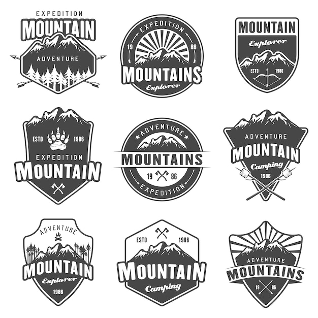 山の旅、アウトドアアドベンチャー、キャンプ、ハイキングの黒のエンブレム、ラベル、バッジ、白い背景のロゴのセット