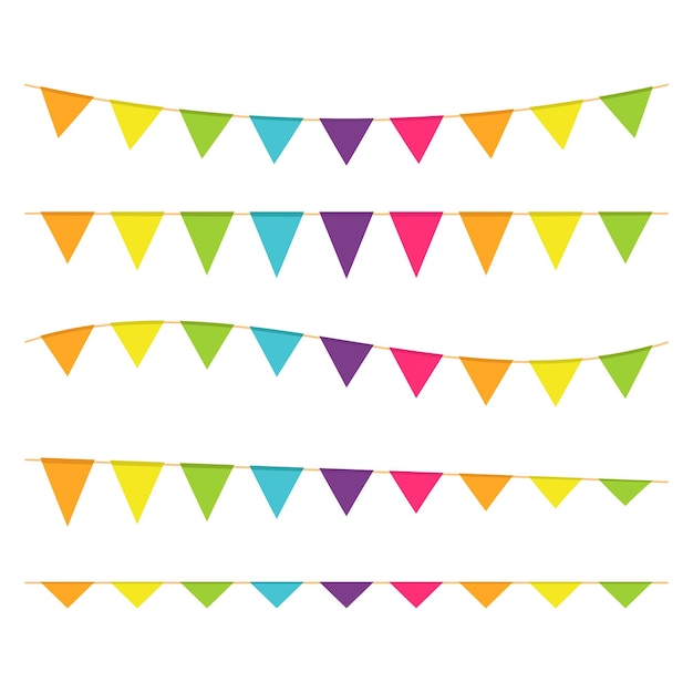 Разноцветные треугольные флаги на веревках на белом фоне. украшение из треугольных флажков.