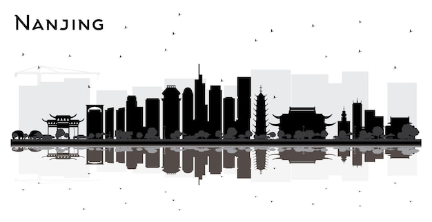Силуэт горизонта города Китая Нанкин с черными зданиями и размышлениями, изолированными на белом. Деловые поездки и концепция туризма с современной архитектурой. Город Нанкин с достопримечательностями.