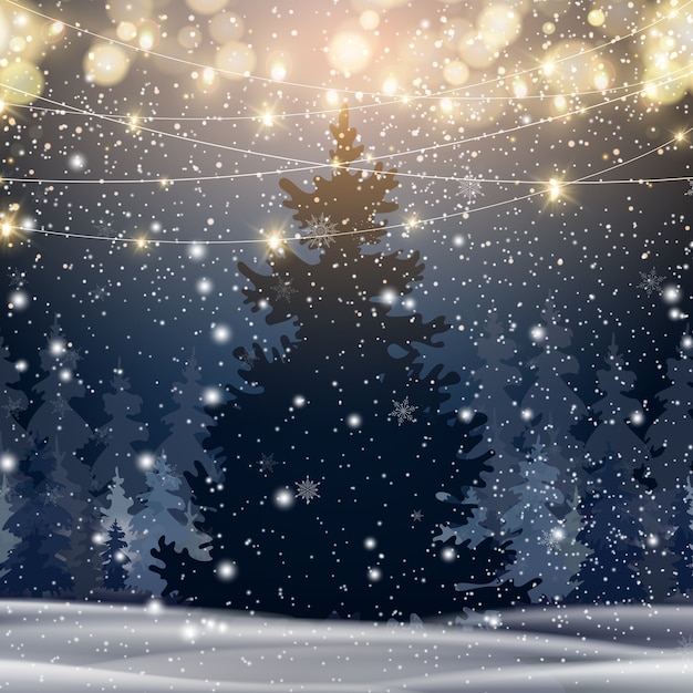 Естественный зимний фон рождественской елки с голубым небом, сильным снегопадом, снежинками разных форм и форм, сугробами. Зимний пейзаж с падающим рождеством сияющим красивым снегом.