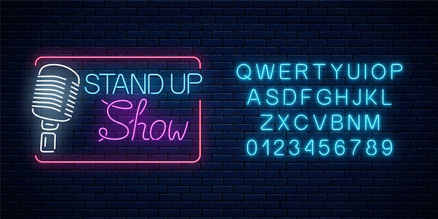 Neon opstaan showteken met retro microfoon op een bakstenen muur achtergrond. Komedie strijd gloeiende bord met alfabet.