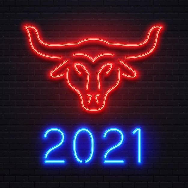 Bue rosso al neon per il biglietto di auguri di capodanno 2021. lettere blu brillante 2021 segno, insegna di bar o caffè, banner luminoso. toro logo per la celebrazione delle vacanze. simbolo della mucca sull'illustrazione vettoriale del muro di mattoni