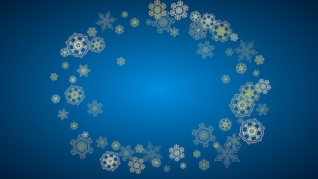 Новогодний снег на синем фоне. Снежинки с золотым блеском. Рождество и Новый год снег падает фон. Для сезонных распродаж, специальных предложений, баннеров, открыток, приглашений на вечеринку, флаеров. Горизонтальная морозная зима.