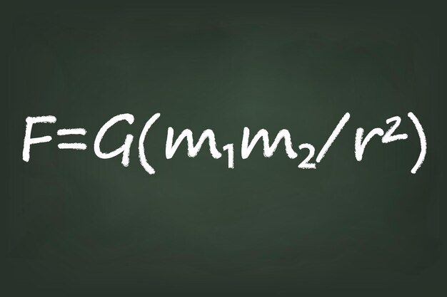 チョークボードに書かれたニュートンの宇宙重力法則の式