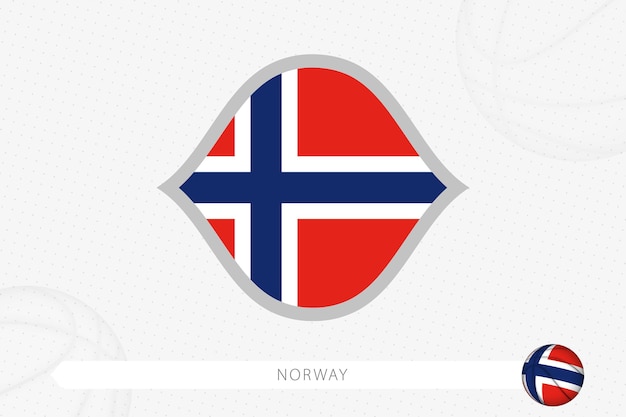 Флаг норвегии для соревнований по баскетболу на сером фоне баскетбола.