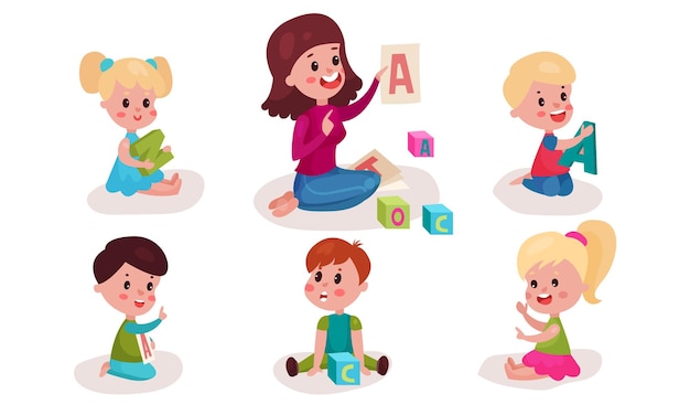 유치원 교사는 유치원 아이들에게 큰 글자를 보여줍니다. 다섯 명의 아이들이 알파을 공부하고 있습니다. 손에 글자를 들고 큐브를 쌓고 있습니다. 터 일러스트레이션 만화 캐릭터는  바탕에 있습니다.
