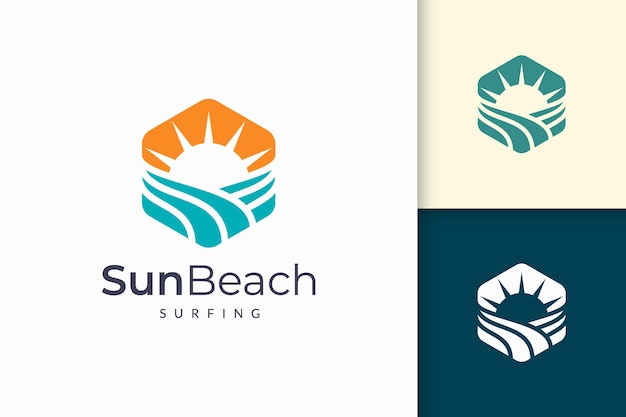 Oceaan- of zee-logo in abstracte watergolf en zon vertegenwoordigen avontuur