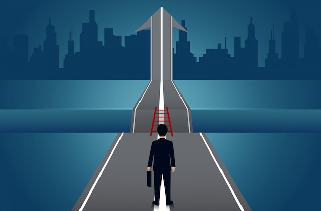 Ondernemers lopen op de weg, er is een kloof tussen het pad met pijlen naar het succes van het doel