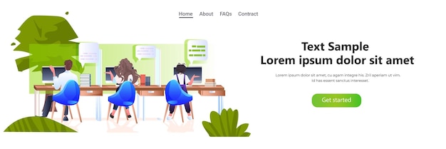 Ondernemers zitten op de werkplek en gebruiken de computer in een eco-kantoor met groene planten horizontaal