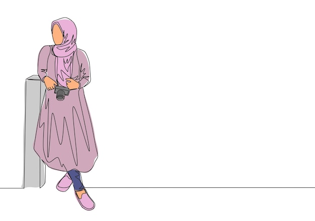 Vettore un disegno a linea continua di una giovane ragazza musulmana felice con il velo appoggiato al muro bella bellezza donne del medio oriente modello in hijab alla moda concetto disegno a riga singola disegno illustrazione vettoriale