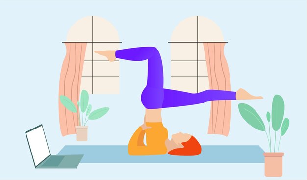 Online yoga met instructeur aan huis. Meisje kijken naar online yogalessen op laptop.