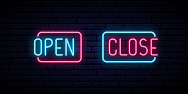 Open en sluit neon iscription op bakstenen muurachtergrond.