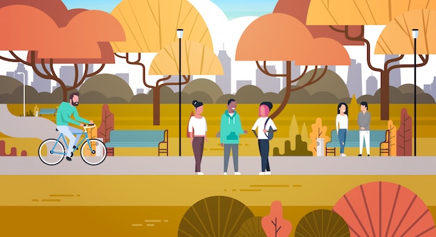 Outdoor Park-activiteiten, mensen ontspannen in de natuur Wandelen Fietsen en communiceren