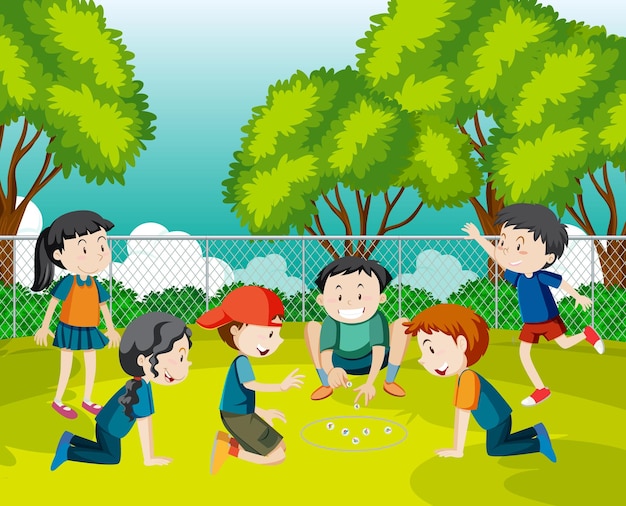 Parco all'aperto con bambini che giocano a biglie