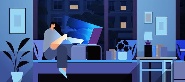 Перегруженная бизнесвумен-фрилансер смотрит на экран компьютера девушка сидит на кровати в темной ночи в домашней комнате горизонтально в полный рост